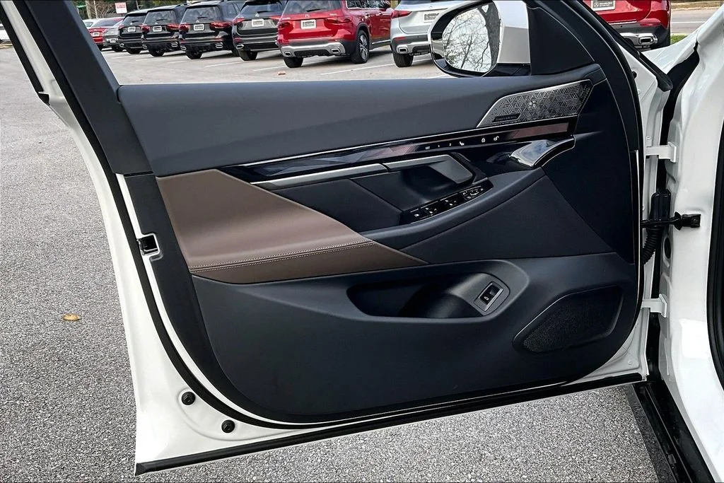 2026 BMW 5 Series 550e - Photo 13