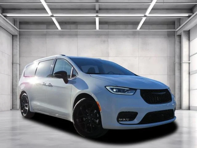 2026 Chrysler Pacifica Limited's photo