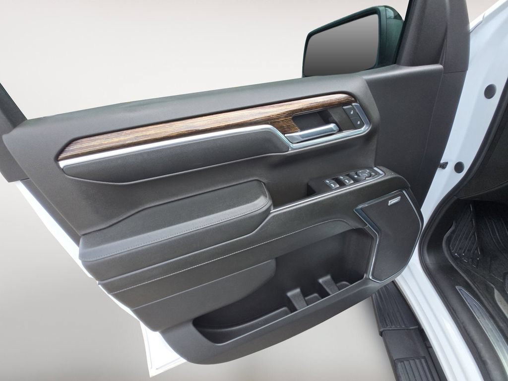 Used 2024 Summit White GMC Elevation image 14