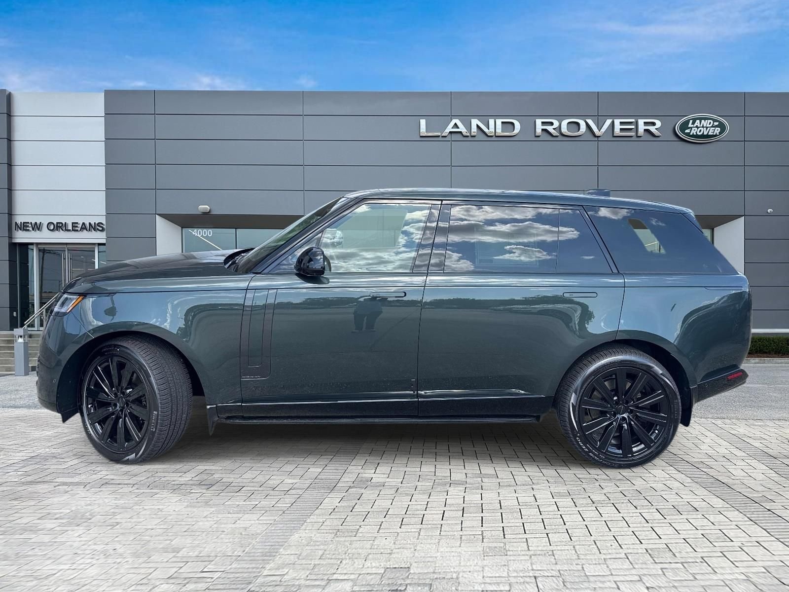 New 2026 Belgravia Green Land Rover Autobiography image 2