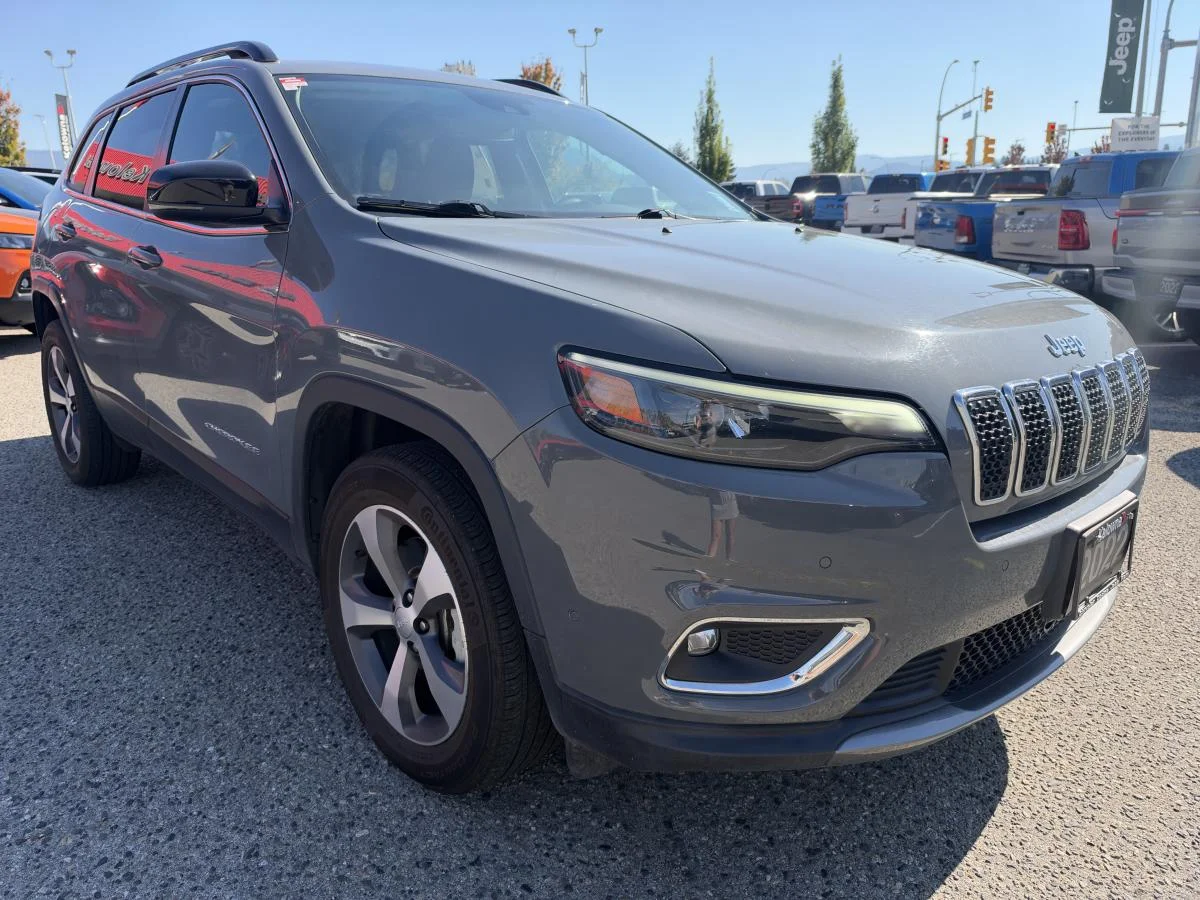 Used 2022 Grey Jeep Limited 4x4 image 10