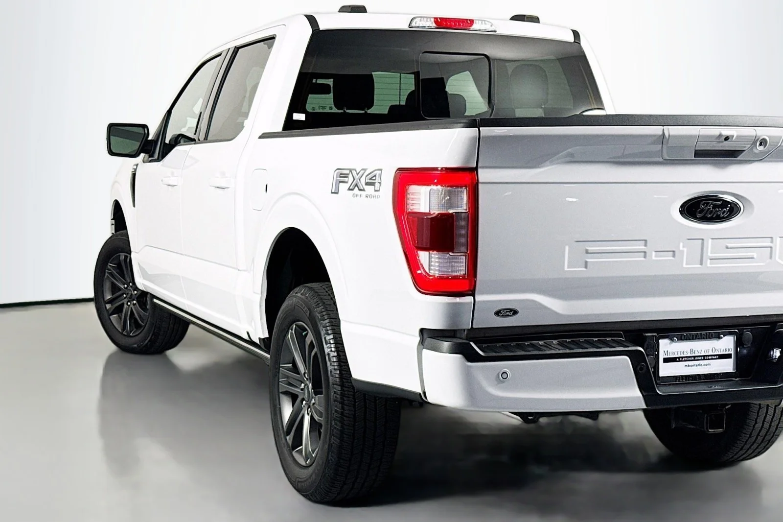 Used 2021 Oxford White Ford LARIAT 4X4 SUPERCREW image 16