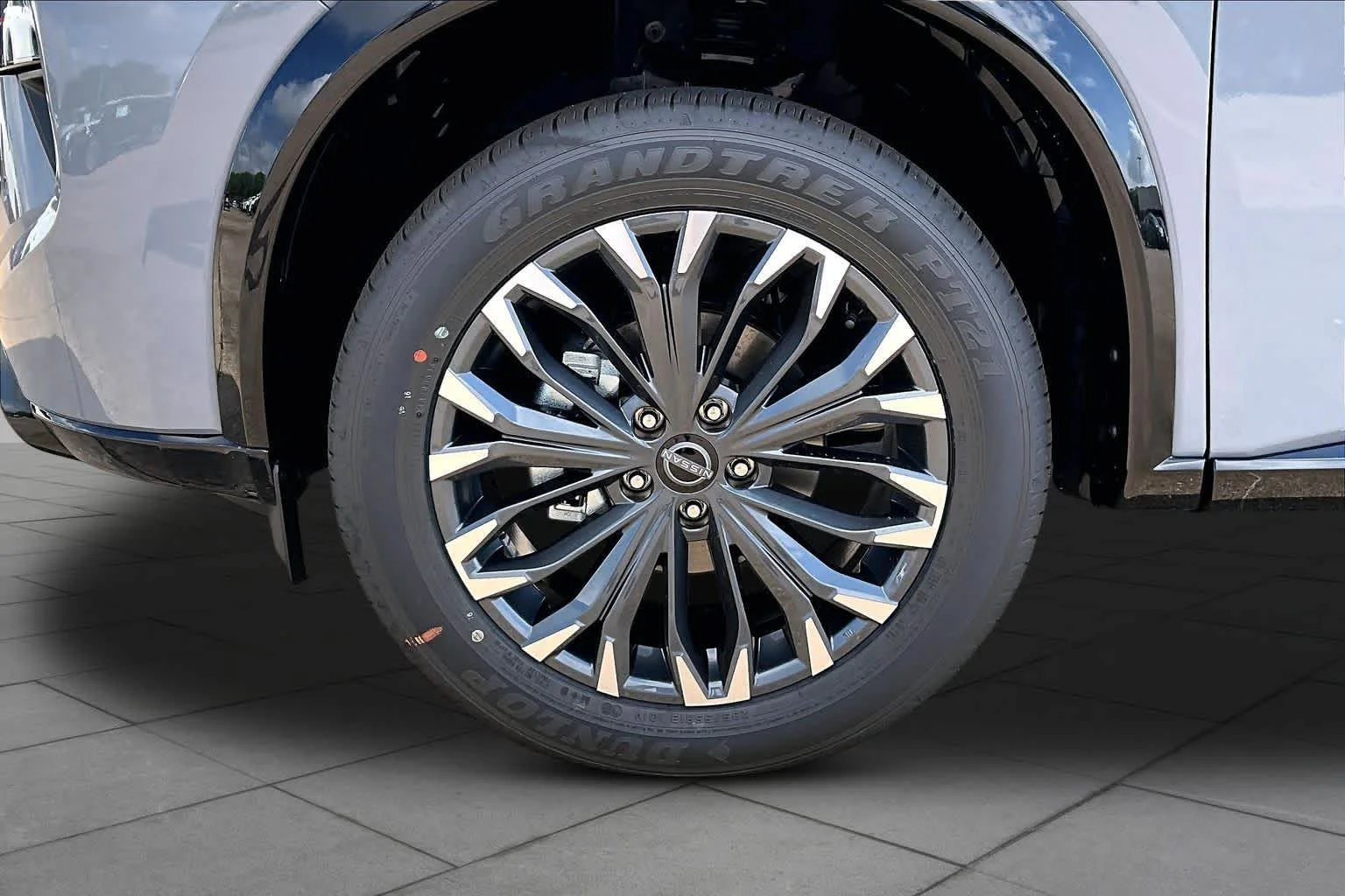 New 2026 Boulder Gray Pearl / Super Black Two-tone Nissan Platinum image 9