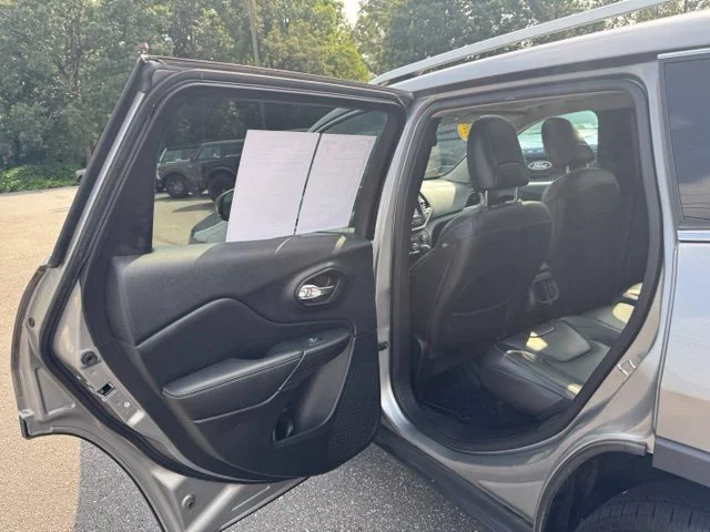 Used 2016 Silver Jeep Limited image 12