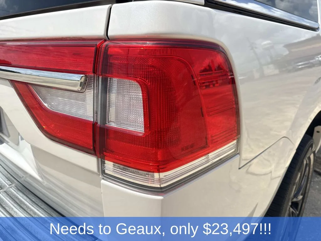 Used 2017 White Lincoln Select image 15