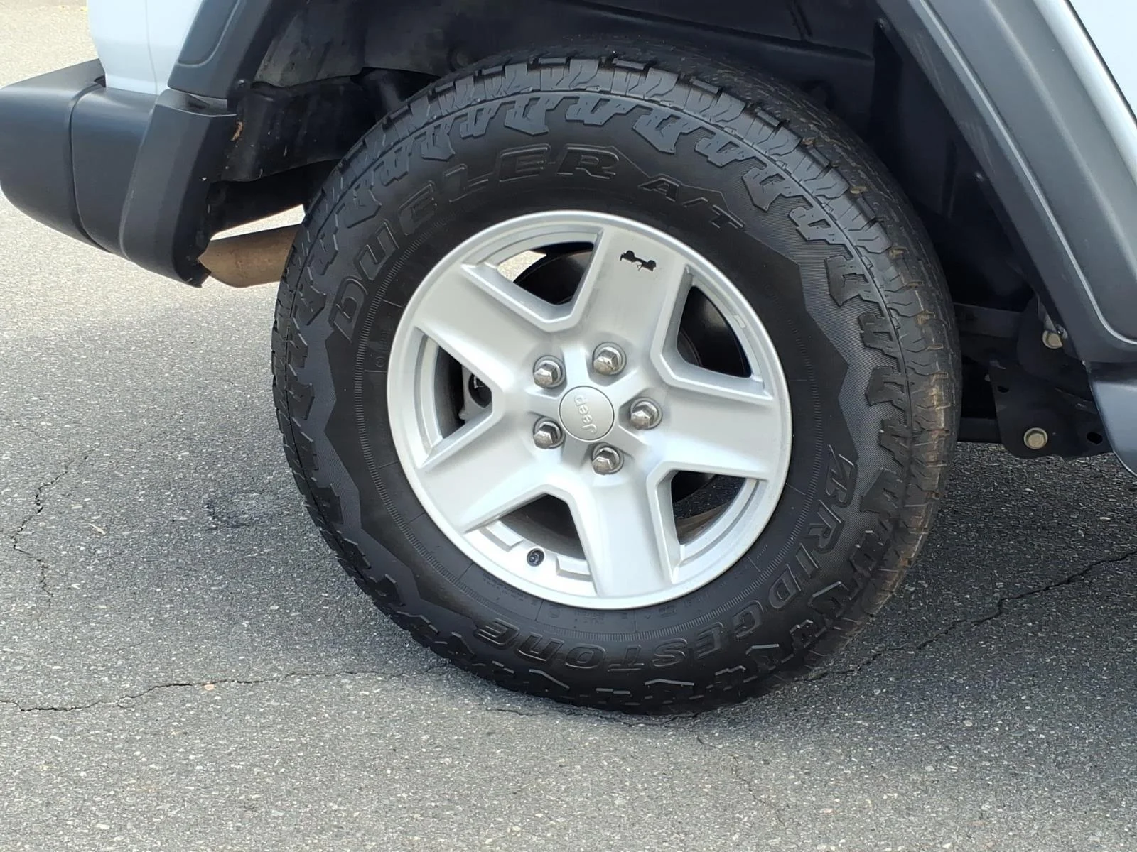 Used 2018 Bright White Clearcoat Jeep Sport S image 11