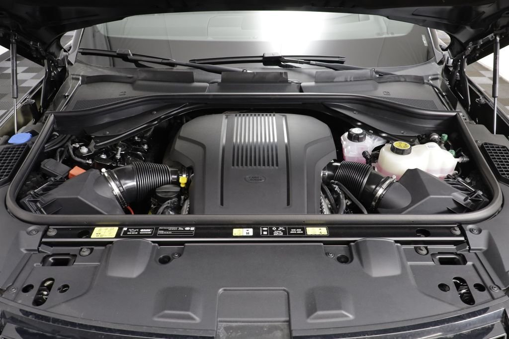 New 2026 Santorini Black LAND ROVER SE LWB 7-Seats / V8 image 25