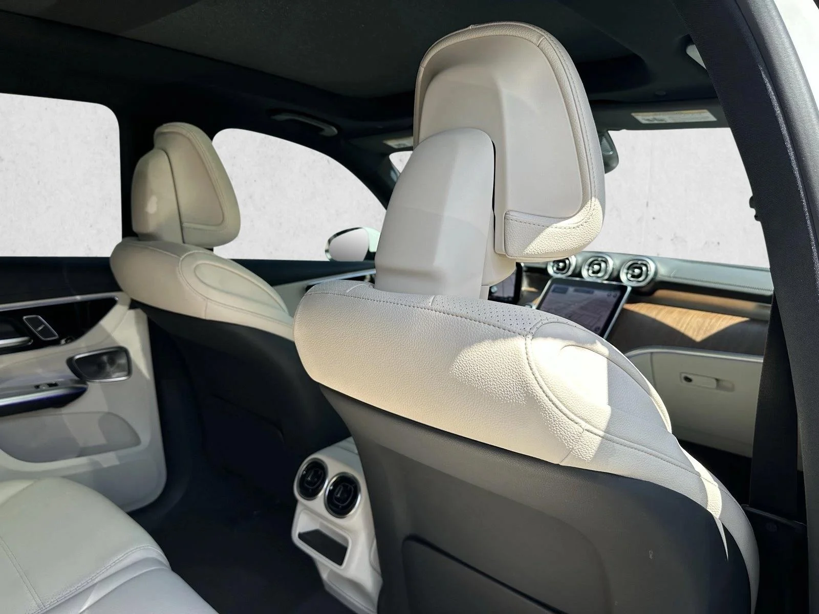 Used 2023 Polar White Mercedes-Benz GLC 300 image 26