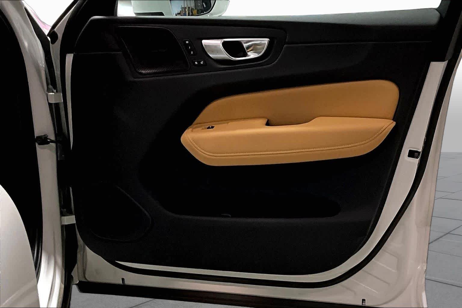 Used 2023 Crystal White Metallic Volvo Ultimate Bright Theme image 23