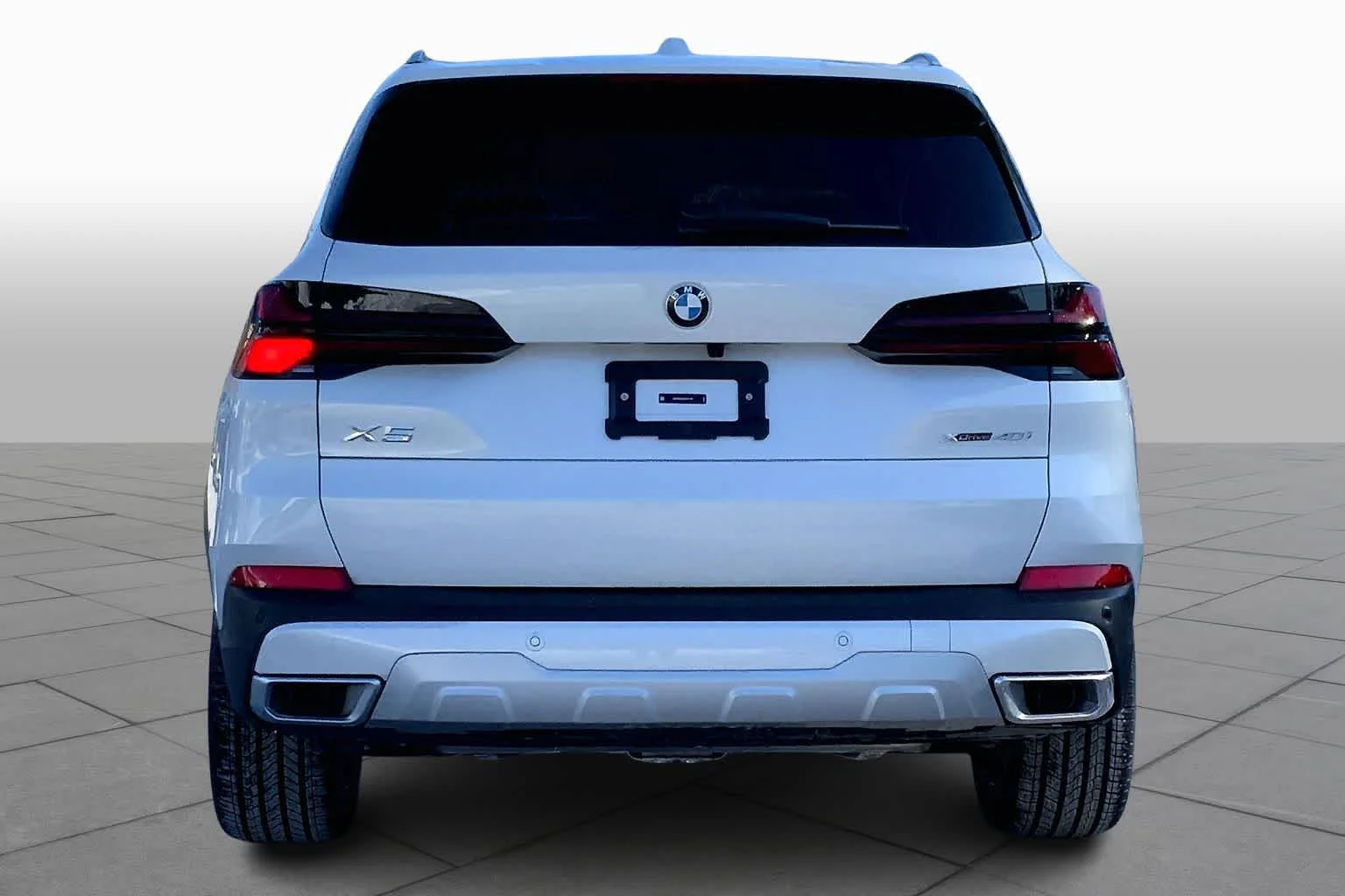 New 2026 Mineral White Metallic BMW xDrive40i image 4