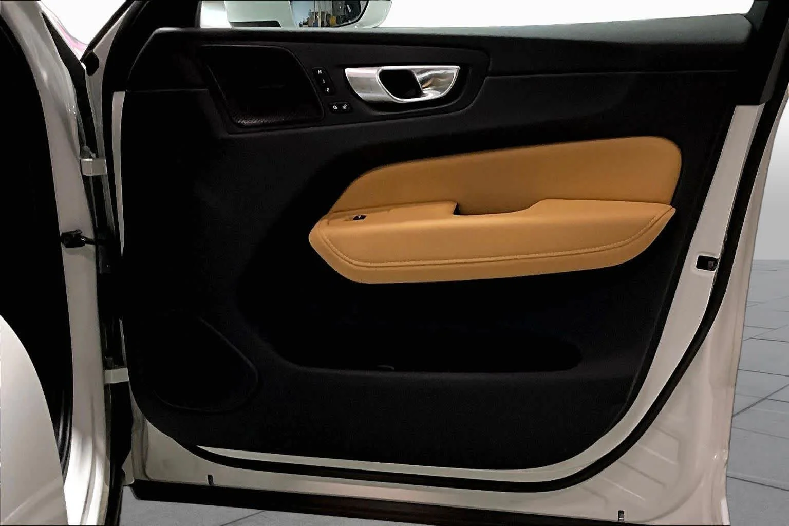 Used 2023 Crystal White Metallic Volvo Ultimate Bright Theme image 23