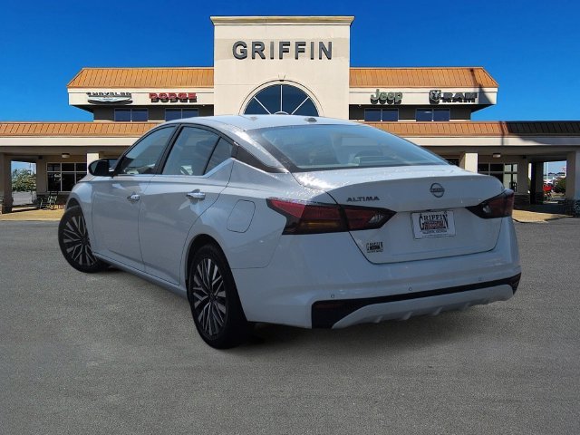 Used 2025 White Nissan 2.5 SV image 9
