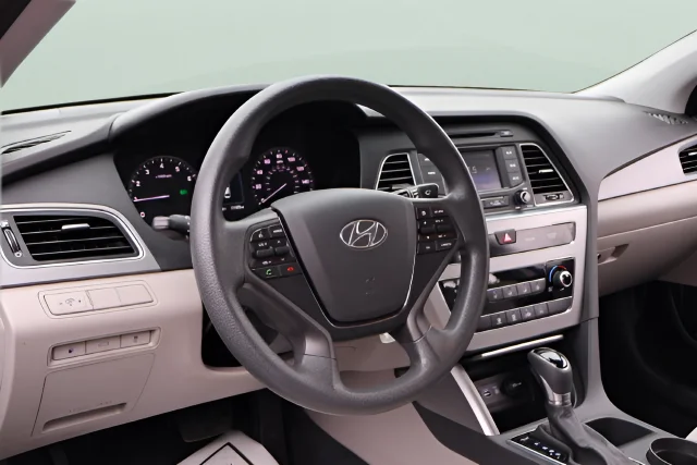 Used 2015 Gray Hyundai SE image 11