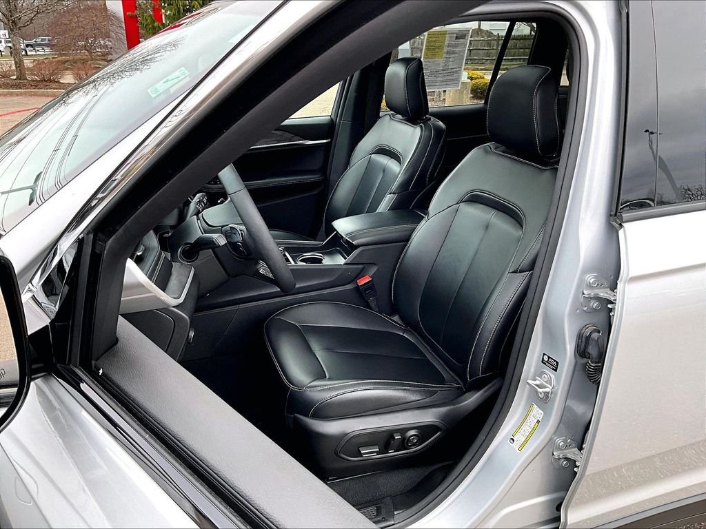 Used 2024 Silver Jeep 4xe image 10