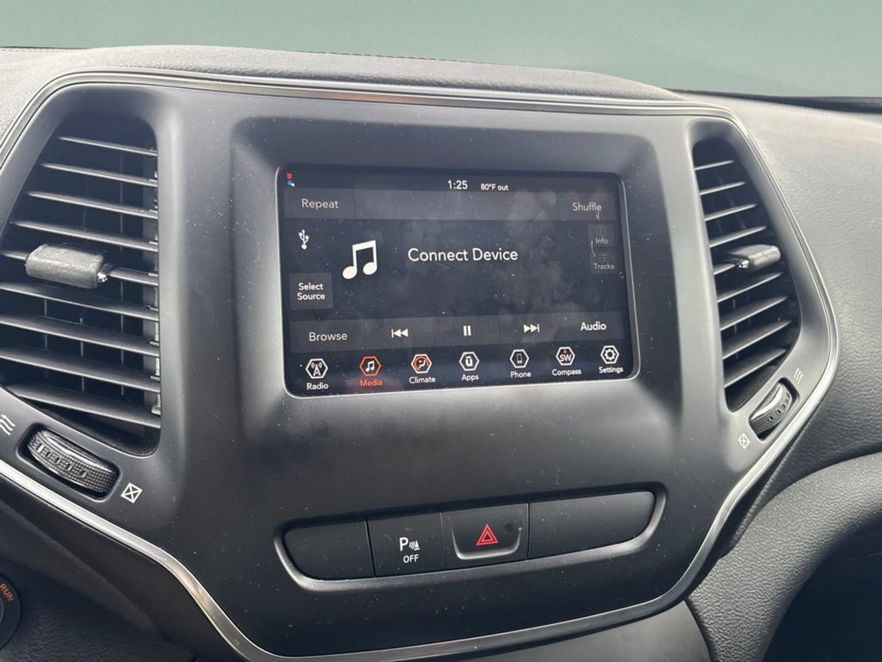 Used 2019 Granite Crystal Metallic Clearcoat Jeep Latitude Plus image 10