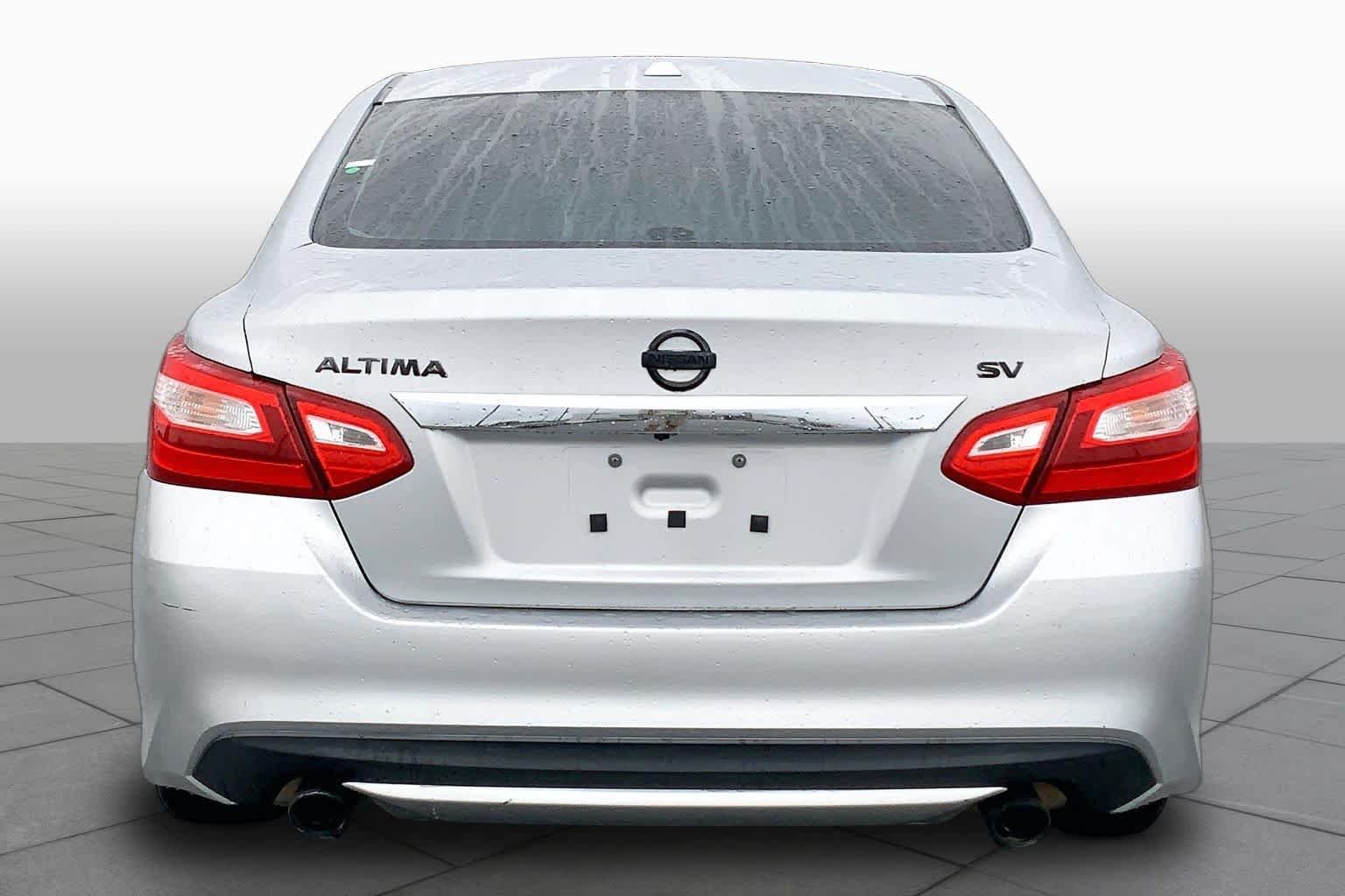 Used 2016 Brilliant Silver Nissan 2.5 SV image 5