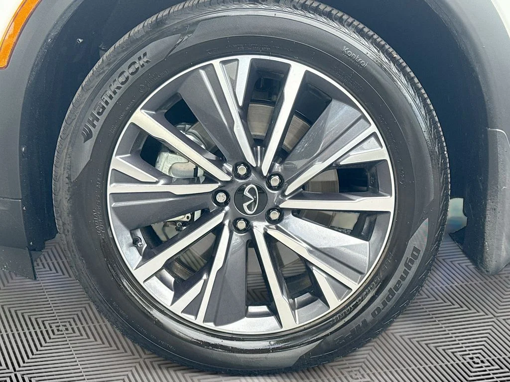 Certified Used 2026 White INFINITI LUXE image 35