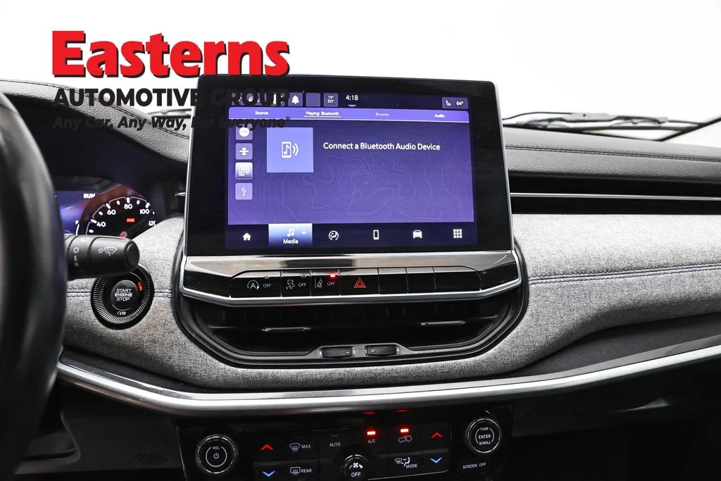 Used 2022 White Jeep Latitude image 12