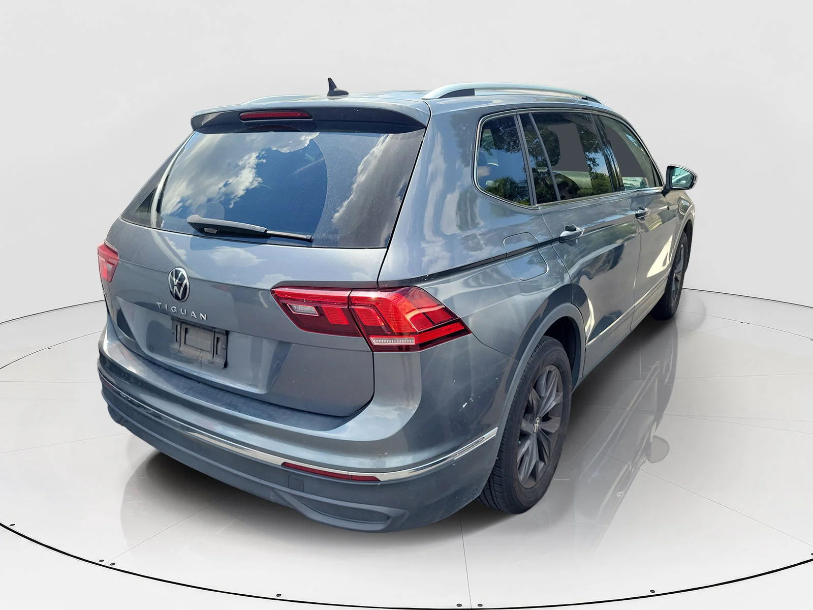 Used 2023 Gray Volkswagen 2.0T SE image 3
