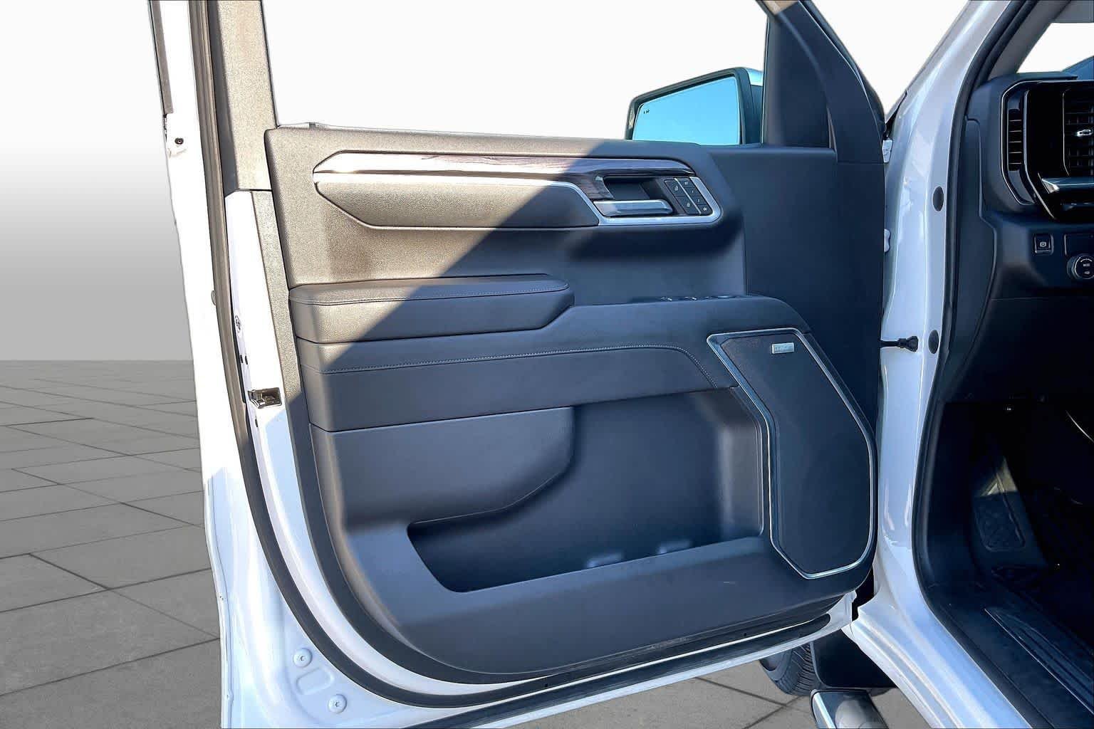 Used 2022 Iridescent Pearl Tricoat Chevrolet LTZ image 22