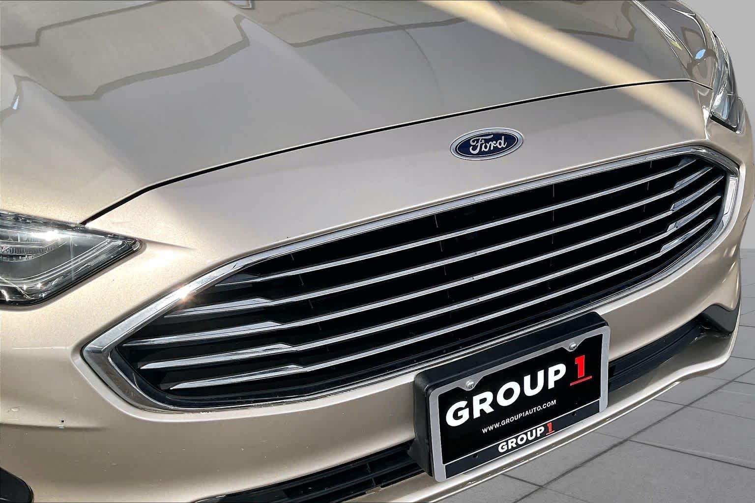 Used 2019 White Gold Metallic Ford SE image 30