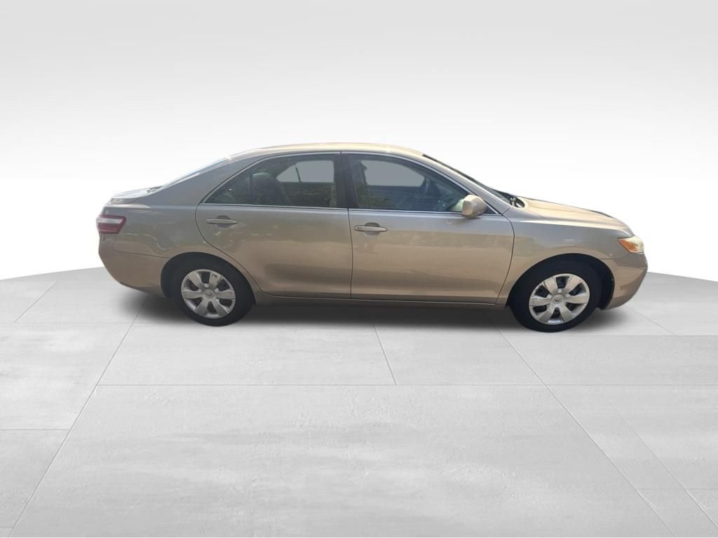 Used 2009 Gold Toyota LE image 7