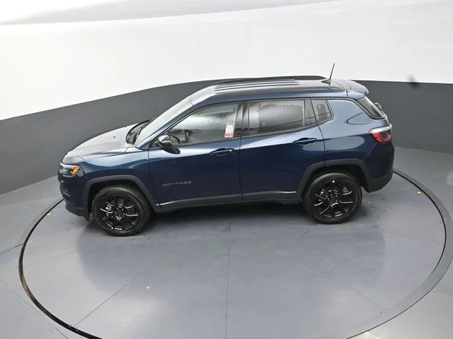 New 2026 Fathom Blue Pearl-Coat Exterior Paint Jeep Latitude image 14