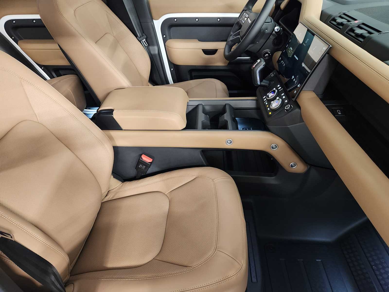 New 2026 Fuji White Land Rover X-Dynamic SE image 3