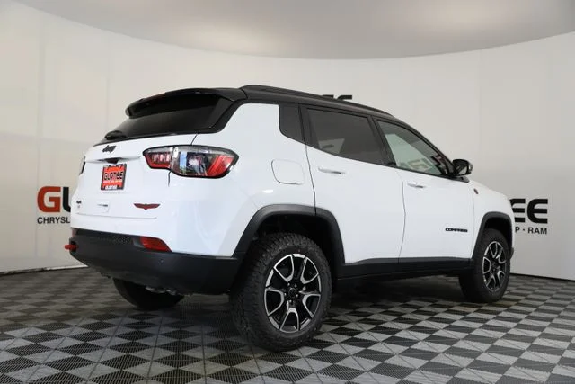 New 2026 Bright White Clear-Coat Exterior Paint Jeep Trailhawk image 40