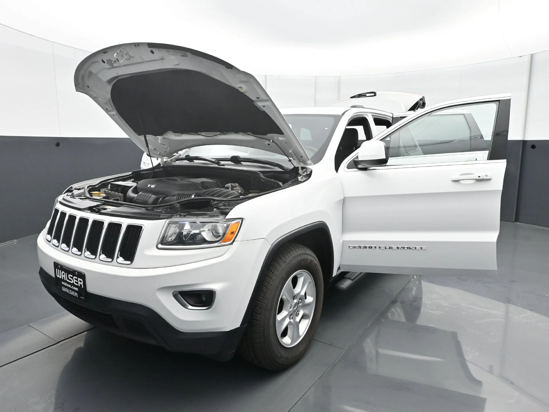 Used 2015 Bright White Clearcoat Jeep Laredo image 28