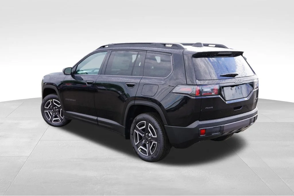 New 2026 Diamond Black Crystal Pearlcoat Jeep Limited image 5
