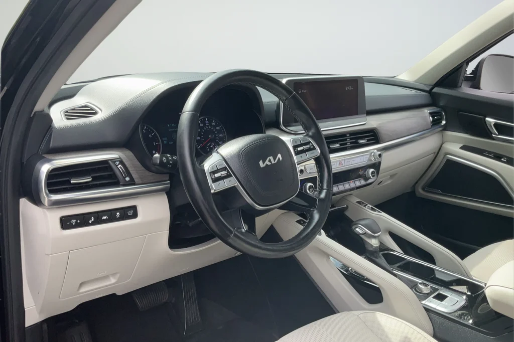 Used 2022 Black Kia EX image 25