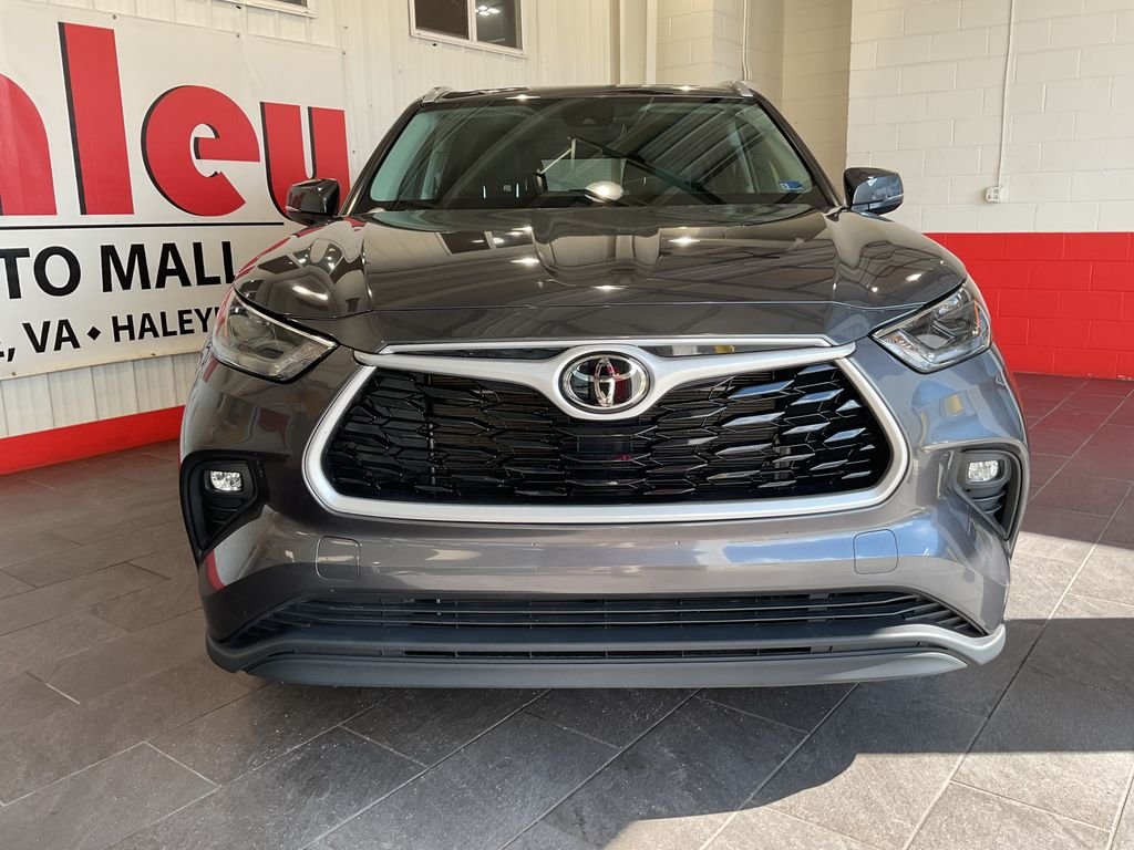 Used 2022 Gray Toyota XLE image 3