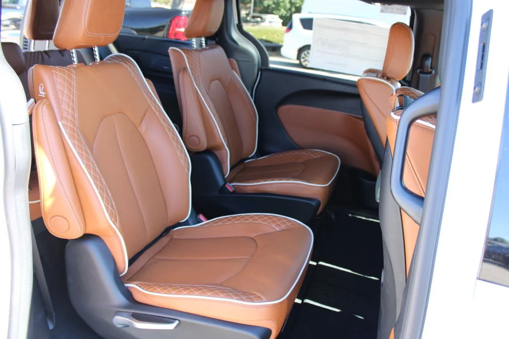 New 2026 Bright White Clear-Coat Exterior Paint Chrysler Pinnacle image 13