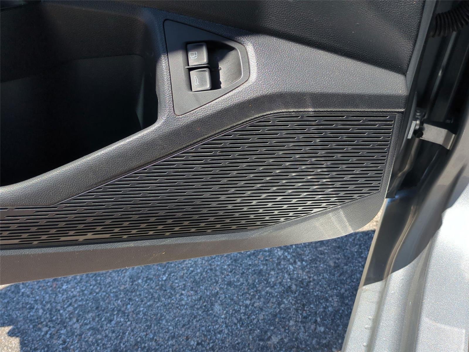 Used 2023  Volkswagen SE image 17