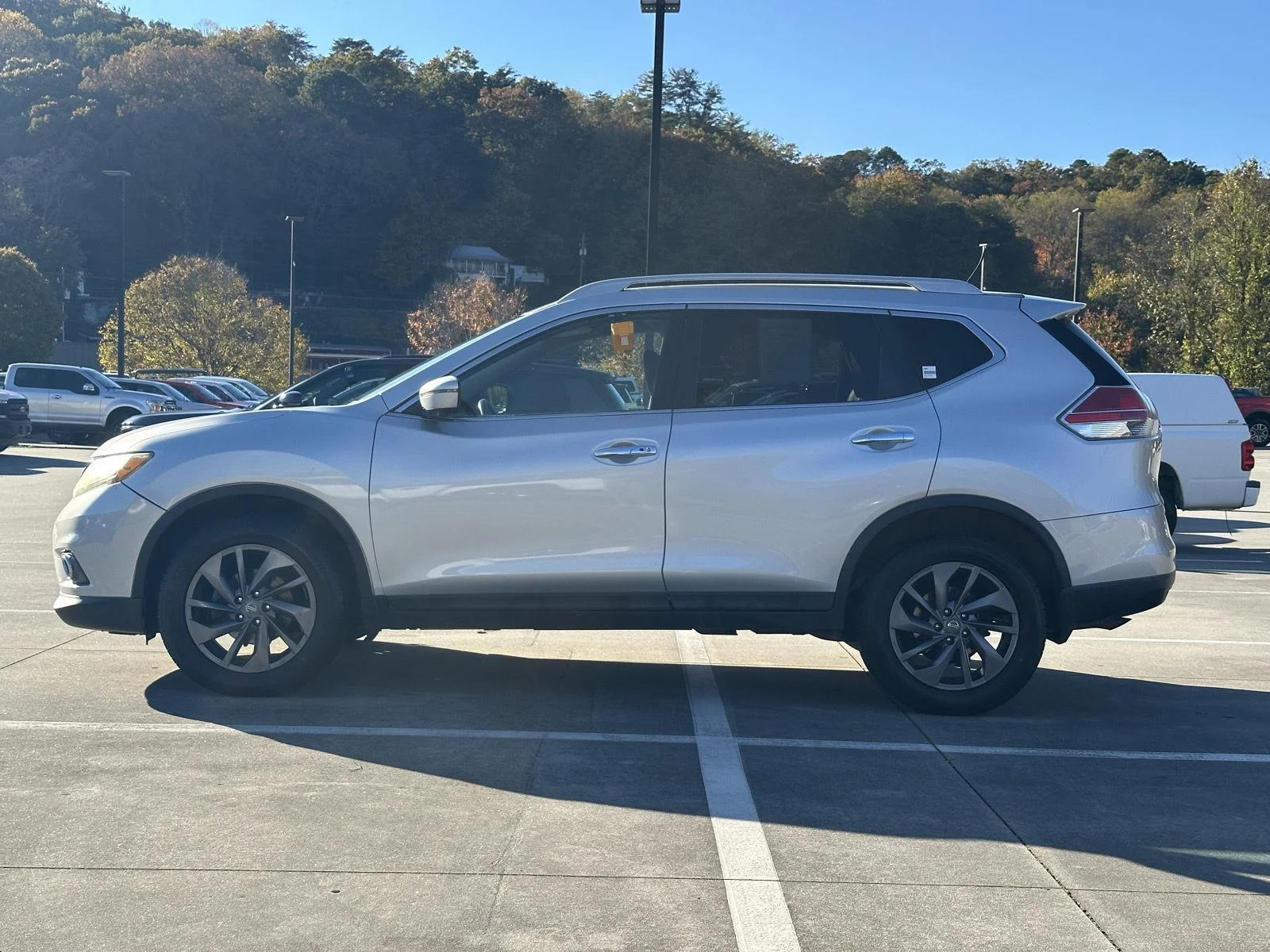 Used 2016 Brilliant Silver Nissan SL image 4