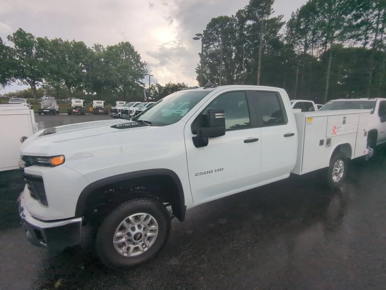 New 2026 Summit White Chevrolet WT image 4