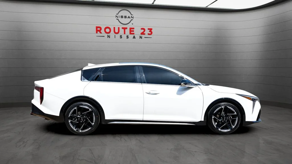 Used 2025 White Kia GT-Line image 4