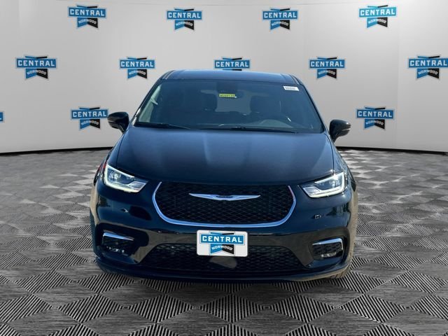 New 2026 Diamond Black Crystal Pearl-Coat Exterior Paint Chrysler Select image 8