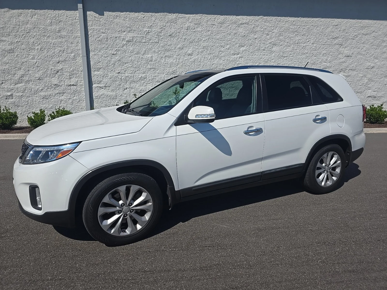 Used 2014 White Kia EX image 1