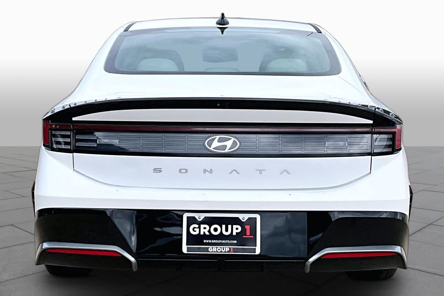 Used 2025 Serenity White Hyundai SEL image 5