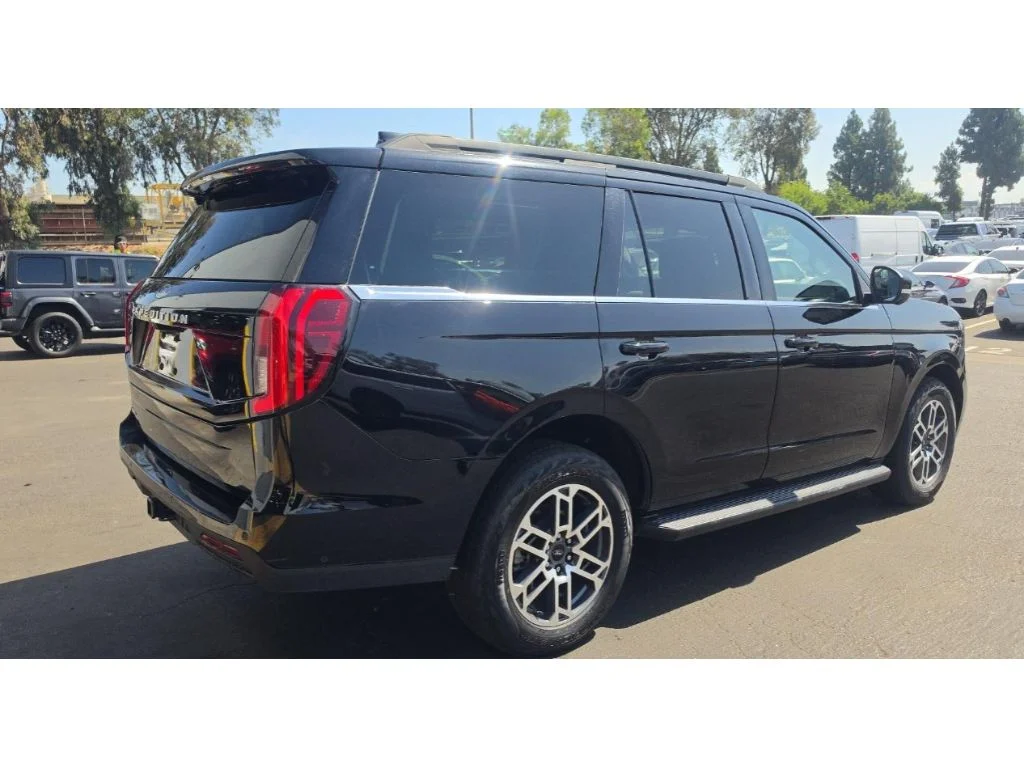 Used 2025 Agate Black Metallic Ford Active image 3