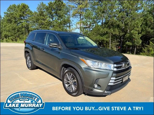 Used 2018 Jade Metallic Toyota XLE image 1