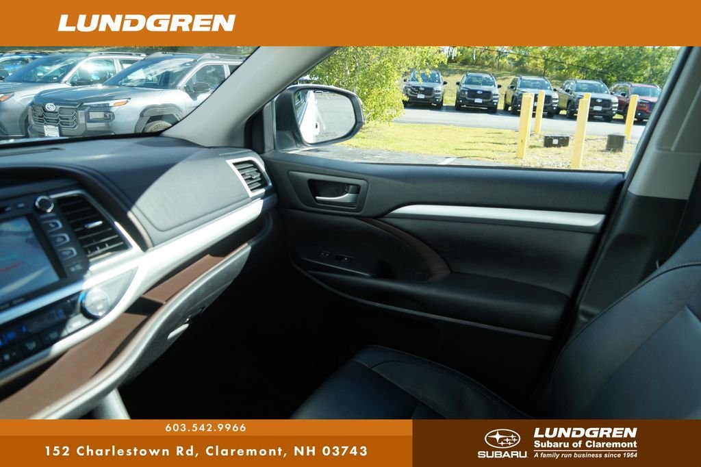 Used 2018 Silver Toyota XLE image 14