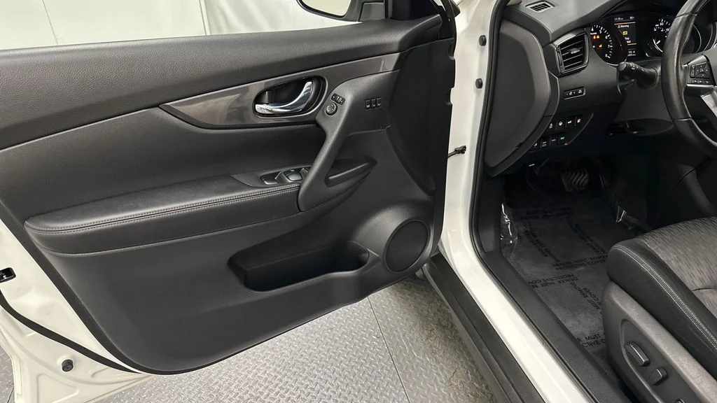 Used 2020 White Nissan SV image 20