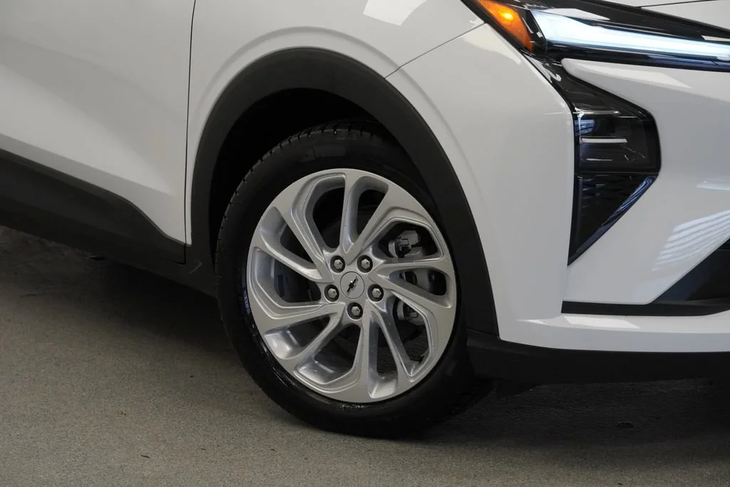 New 2027 Summit White Chevrolet LT image 9
