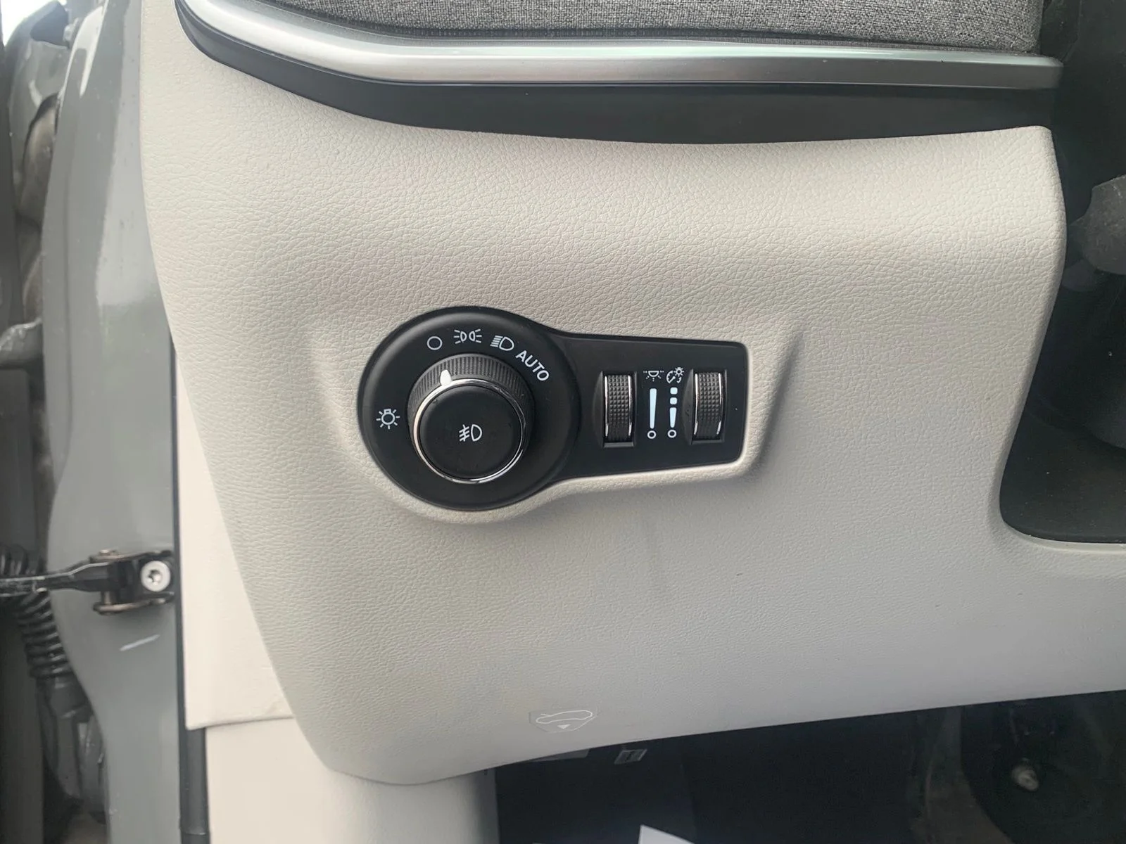 Used 2023 Gray Jeep Latitude image 11