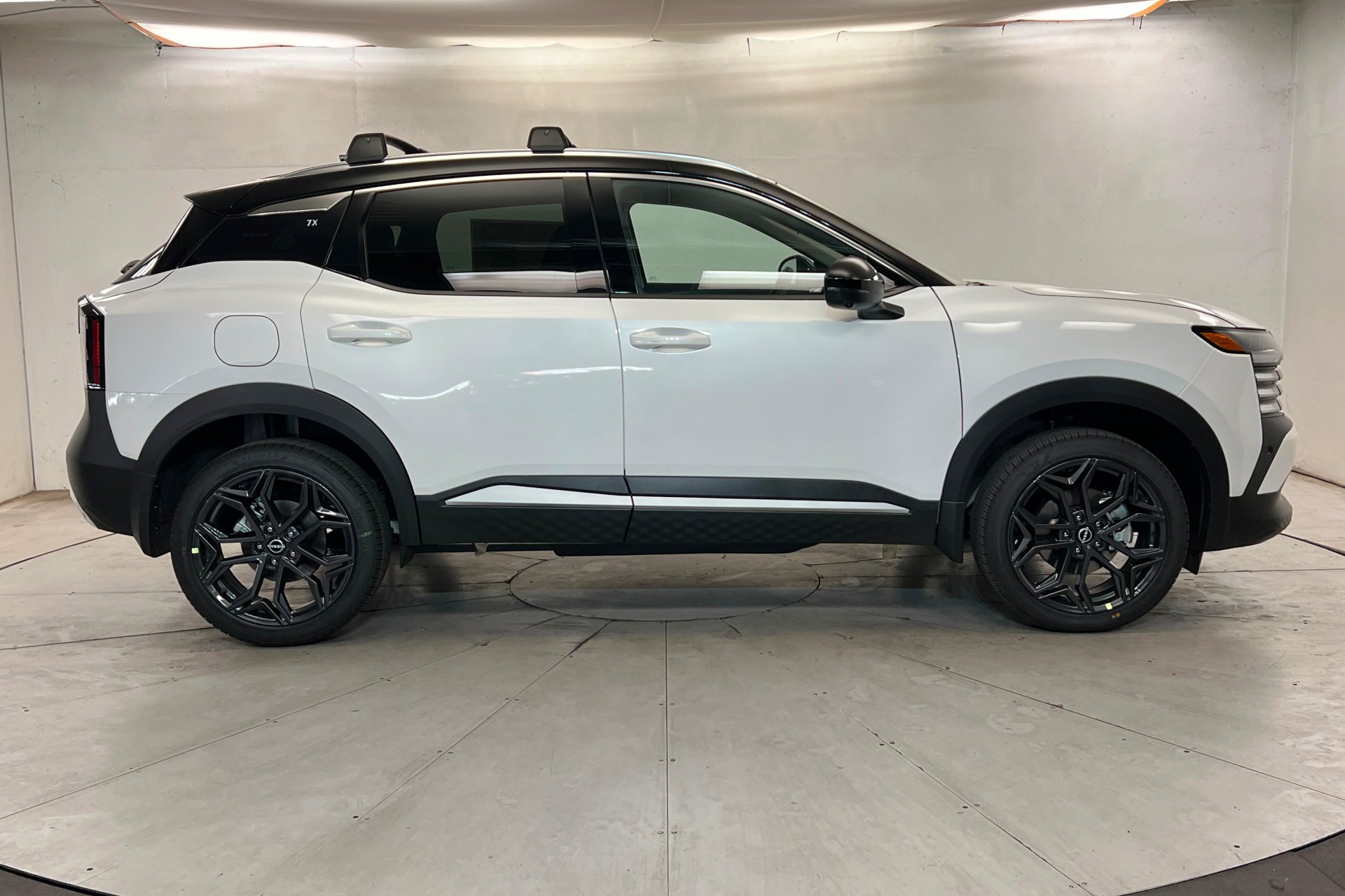 New 2026 Aspen White TriCoat / Super Black Two-tone Nissan SR image 7