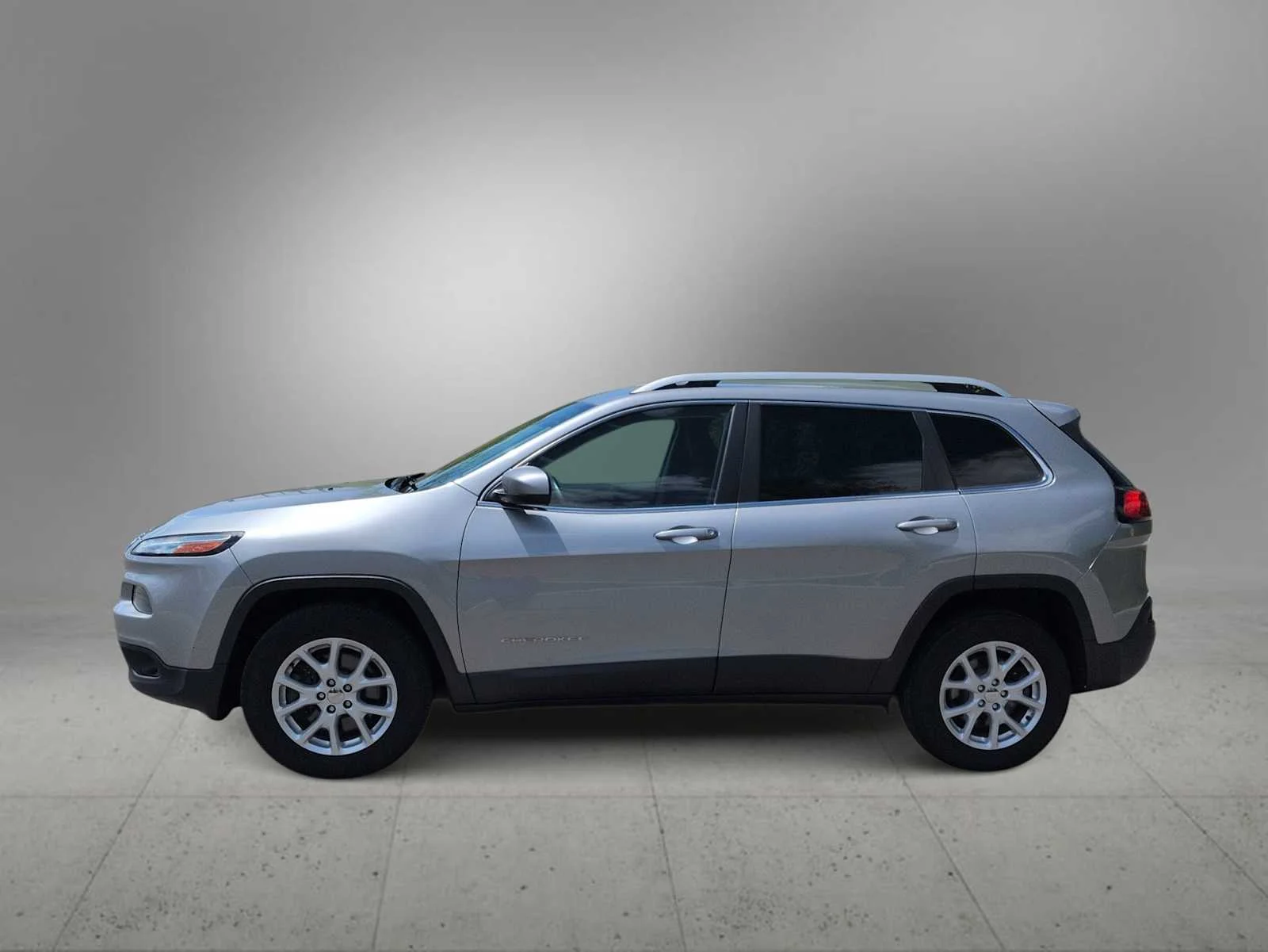 Used 2016 Billet Silver Metallic Clearcoat Jeep Latitude image 5