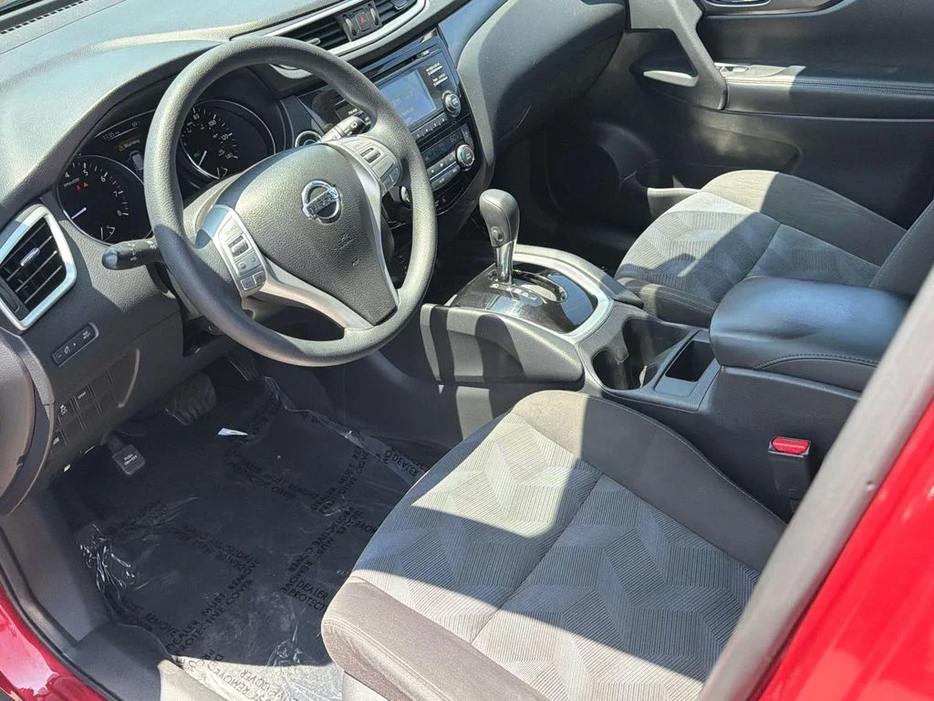 Used 2016 Cayenne Red Nissan SV image 27